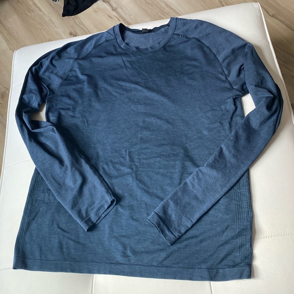 Mens long sleeve lululemon. Excellent condition